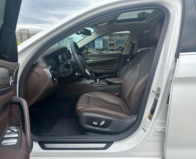 BMW 5 Series 2020 530Le Traje de lujo interior foto 11