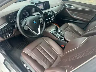 BMW 5 Series 2020 530Le Traje de lujo interior foto 12