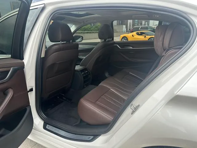 BMW 5 Series 2020 530Le Traje de lujo interior foto 14