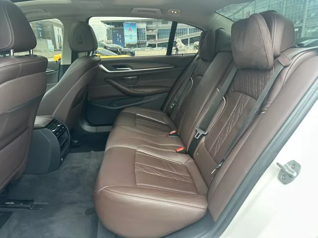 BMW 5 Series 2020 530Le Traje de lujo interior foto 15