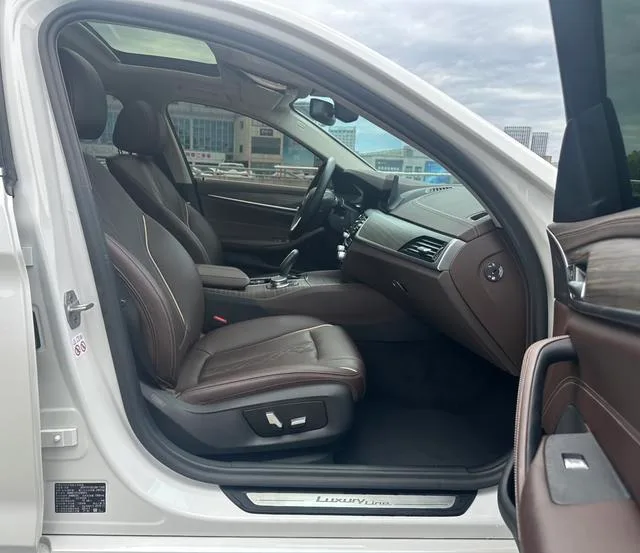 BMW 5 Series 2020 530Le Traje de lujo interior foto 16