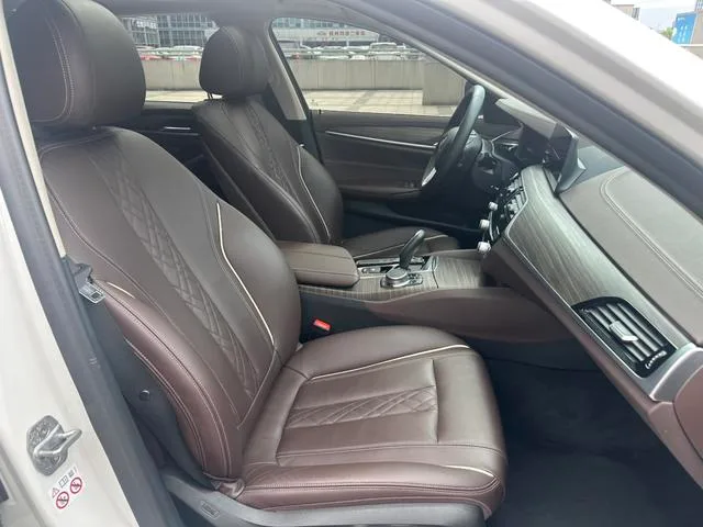 BMW 5 Series 2020 530Le Traje de lujo interior foto 17