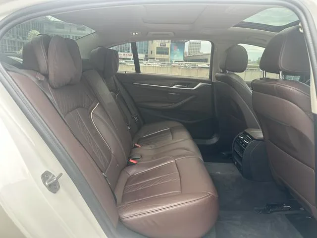 BMW 5 Series 2020 530Le Traje de lujo interior foto 19