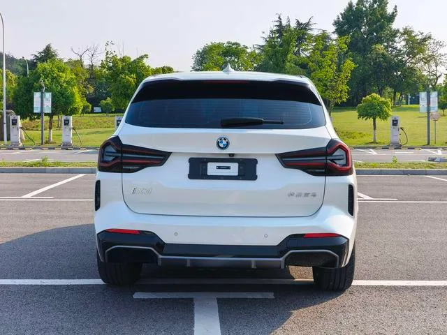 BMW iX3 2024 Líder exterior foto 4 BMW iX3 2024 Líder exterior foto 4