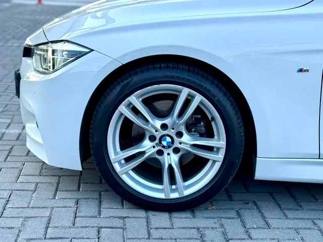 BMW 3 Series 2017 320i M Спортивный интерьер фото 16