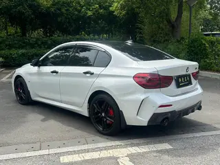 BMW 1 Series 2023 125i M Edición nocturna deportiva exterior foto 4