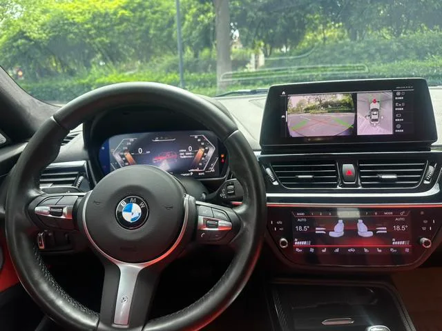 BMW 1 Series 2023 125i M Edición nocturna deportiva interior foto 10