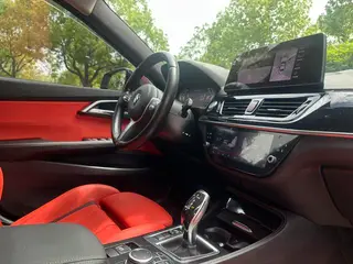 BMW 1 Series 2023 125i M Edición nocturna deportiva interior foto 16