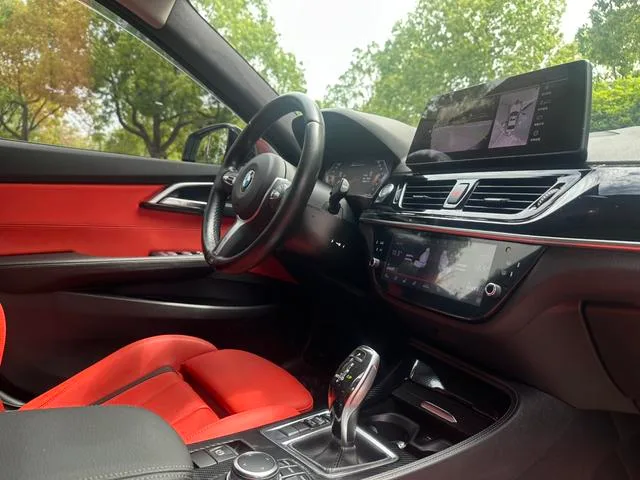 BMW 1 Series 2023 125i M Edición nocturna deportiva interior foto 16