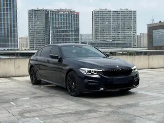 BMW 5 Series 2019 530Li Líder M Conjunto deportivo exterior foto 3