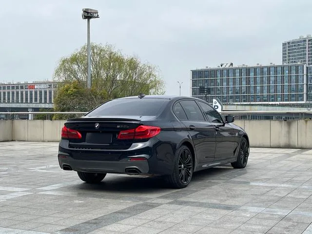 BMW 5 Series 2019 530Li Líder M Conjunto deportivo exterior foto 4