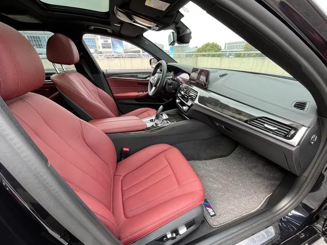 BMW 5 Series 2019 530Li Líder M Conjunto deportivo interior foto 9