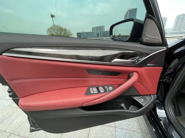 BMW 5 Series 2019 530Li Líder M Conjunto deportivo interior foto 15