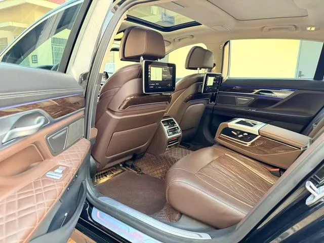 BMW 7 Series 2021 740Li Tipo de lujo Traje de lujo interior foto 6
