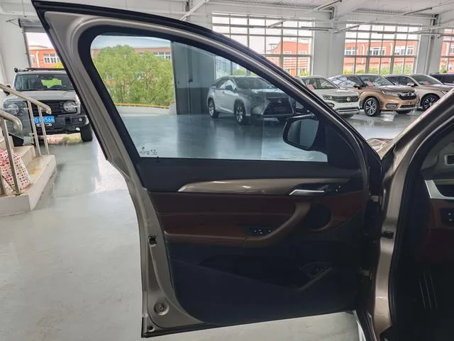 BMW X1 2019 xDrive20Li Tipo de lujo interior foto 19 BMW X1 2019 xDrive20Li Tipo de lujo interior foto 19