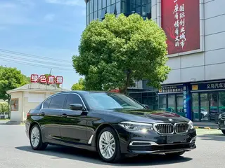 BMW 5 Series 2020 530Le Traje de lujo exterior foto 3
