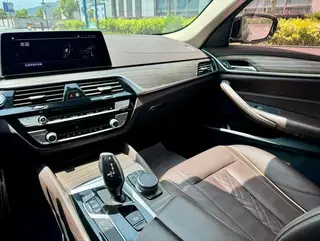 BMW 5 Series 2020 530Le Traje de lujo exterior foto 7