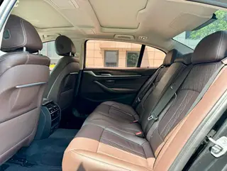 BMW 5 Series 2020 530Le Traje de lujo interior foto 8