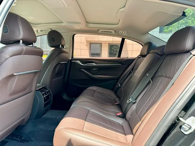 BMW 5 Series 2020 530Le Traje de lujo interior foto 8