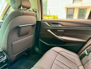 BMW 5 Series 2020 530Le Traje de lujo interior foto 10
