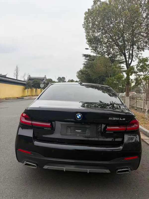 BMW 5 Series 2022 Segundo cambio 535Le M Conjunto deportivo interior foto 11