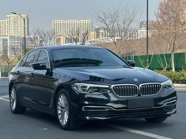 BMW 5 Series 2020 530Li Leading Type Luxury Set exterior photo 3
