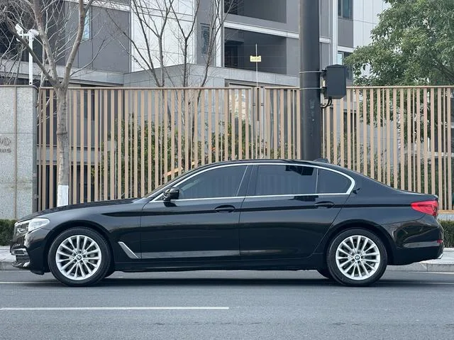 BMW 5 Series 2020 530Li Leading Type Luxury Set exterior photo 7