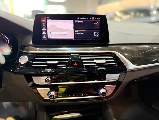 BMW 5 Series 2020 525Li M Conjunto deportivo interior foto 12