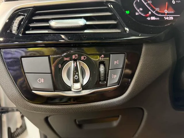 BMW 5 Series 2020 525Li M Conjunto deportivo interior foto 13
