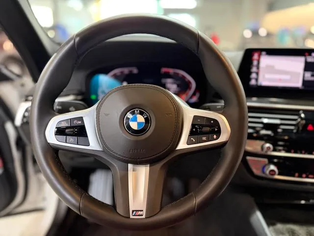 BMW 5 Series 2020 525Li M Conjunto deportivo interior foto 15