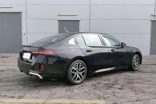 BMW i5 2024 eDrive35L M Sports suit exterior photo 2