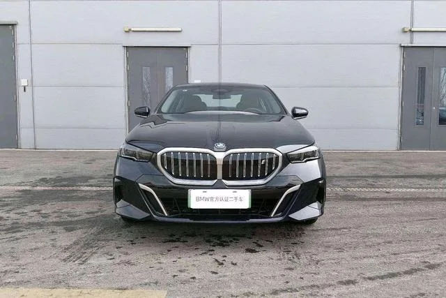 BMW i5 2024 eDrive35L M Sports suit exterior photo 3