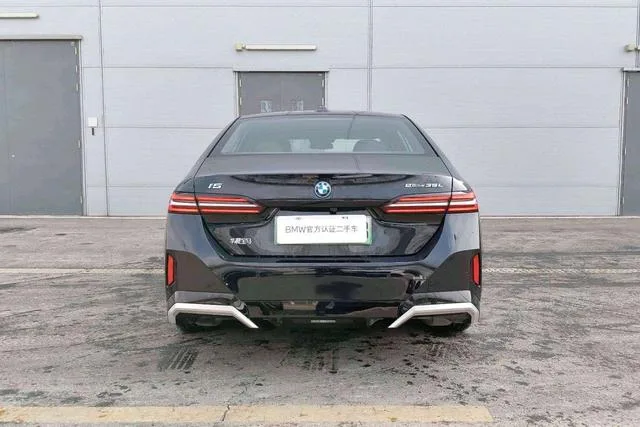 BMW i5 2024 eDrive35L M Sports suit exterior photo 4