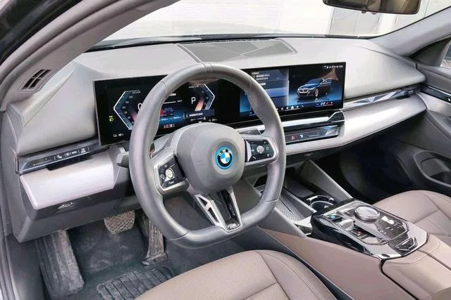 BMW i5 2024 eDrive35L M Sports suit exterior photo 7