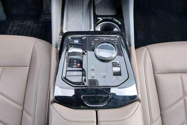 BMW i5 2024 eDrive35L M Sports suit interior photo 9