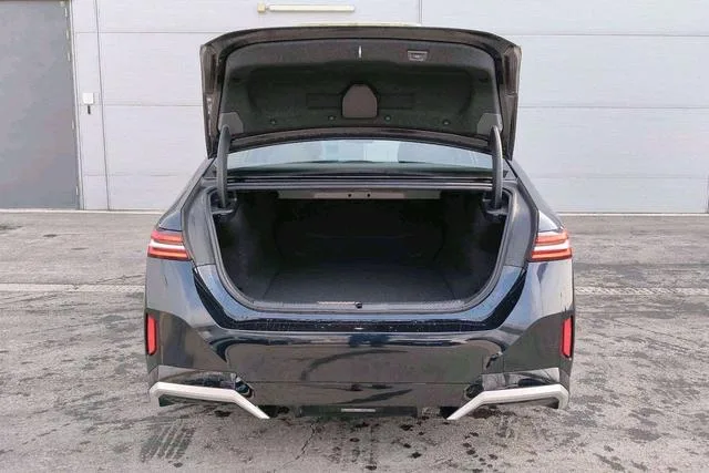 BMW i5 2024 eDrive35L M Sports suit interior photo 10