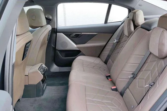 BMW i5 2024 eDrive35L M Sports suit interior photo 11
