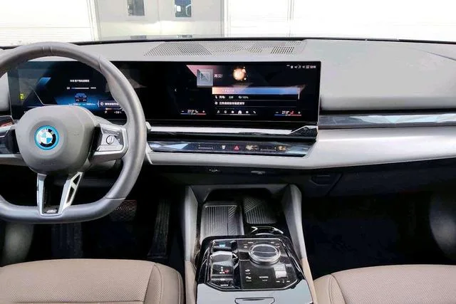 BMW i5 2024 eDrive35L M Sports suit interior photo 12