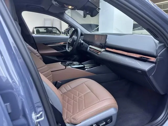 BMW 5 Series 2024 530Li Premium Class M Sports suit interior photo 11 BMW 5 Series 2024 530Li Premium Class M Sports suit interior photo 11
