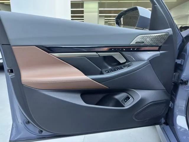 BMW 5 Series 2024 530Li Premium Class M Sports suit interior photo 17 BMW 5 Series 2024 530Li Premium Class M Sports suit interior photo 17