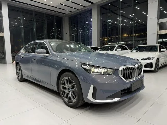 BMW i5 2024 eDrive35L Tipo de lujo M Conjunto deportivo exterior foto 3