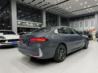 BMW i5 2024 eDrive35L Tipo de lujo M Conjunto deportivo exterior foto 4