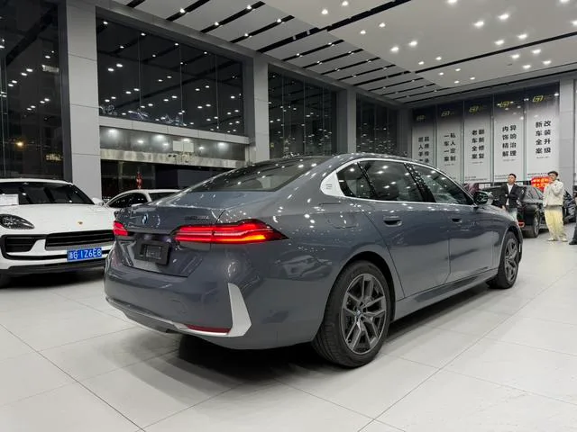 BMW i5 2024 eDrive35L Tipo de lujo M Conjunto deportivo exterior foto 4