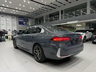 BMW i5 2024 eDrive35L Tipo de lujo M Conjunto deportivo exterior foto 6