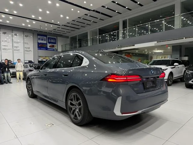 BMW i5 2024 eDrive35L Tipo de lujo M Conjunto deportivo exterior foto 6