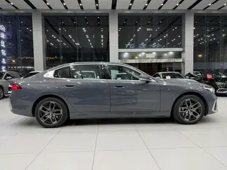 BMW i5 2024 eDrive35L Tipo de lujo M Conjunto deportivo exterior foto 7