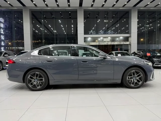 BMW i5 2024 eDrive35L Tipo de lujo M Conjunto deportivo exterior foto 7
