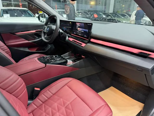 BMW i5 2024 eDrive35L Tipo de lujo M Conjunto deportivo interior foto 10