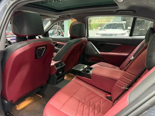 BMW i5 2024 eDrive35L Tipo de lujo M Conjunto deportivo interior foto 12
