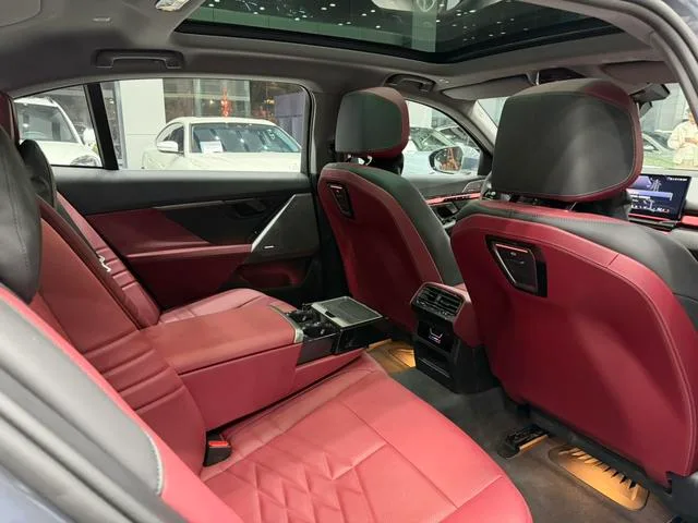 BMW i5 2024 eDrive35L Tipo de lujo M Conjunto deportivo interior foto 13